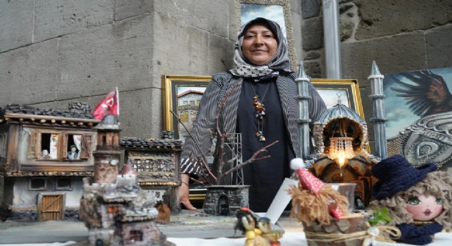 Atıkları sanata dönüştürüyor