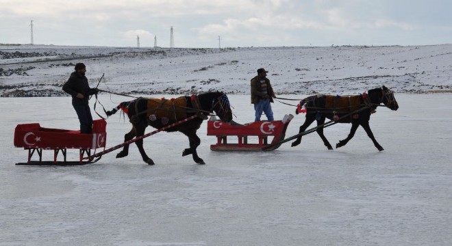 Atlı kızaklar Çıldır Gölü'ne indi