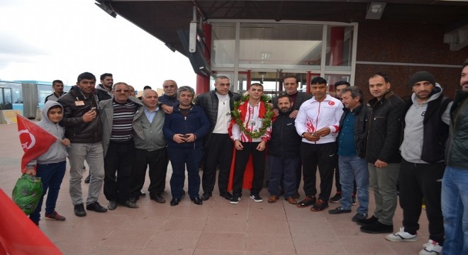 Avrupa 2'incisi Otçu'ya çoşkulu karşılama