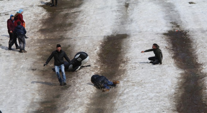 Ayder'de kar festivali ‘kardan adamsız' geçti
