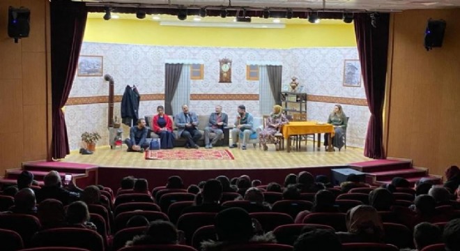 Aziziye Belediyesi'nden tiyatro ziyafeti