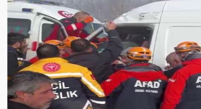 Aziziye'de ambulans kaza yaptı: 3 yaralı