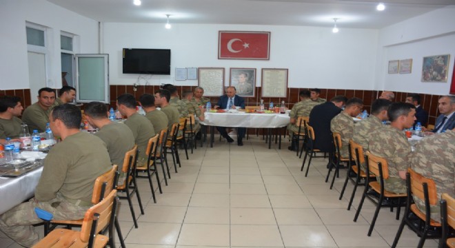 Azizoğlu Mehmetçikle iftar etti