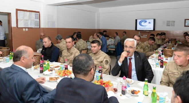 Azizoğlu askerlerle birlikte iftar açtı