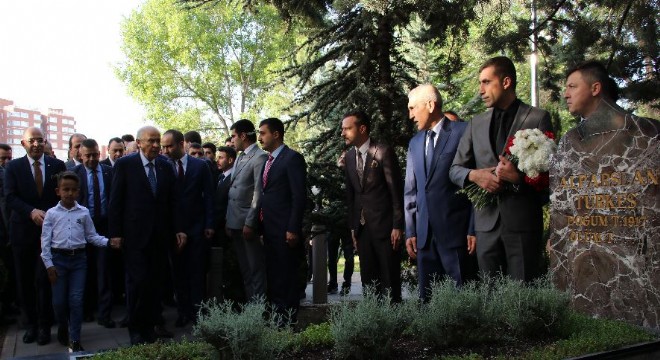 Bahçeli'den Türkeş'in kabrine ziyaret