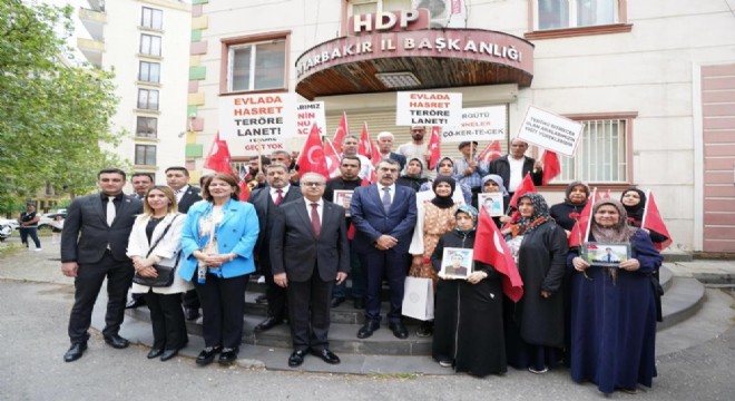 Bakan Tekin'den Diyarbakır annelerine destek