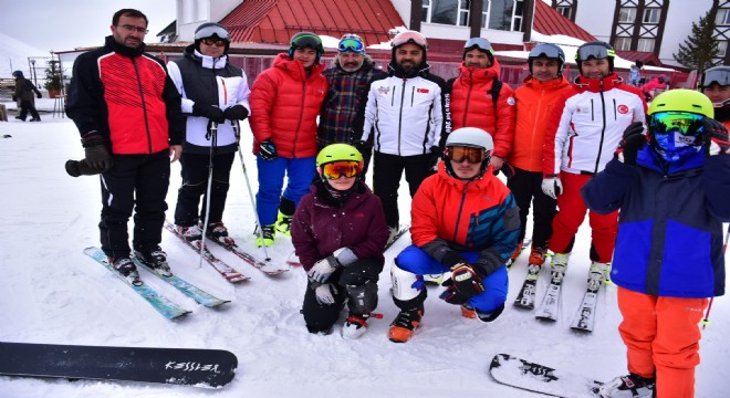 Bakan Yardımcısı Yerlikaya Palandöken'de kayak yaptı