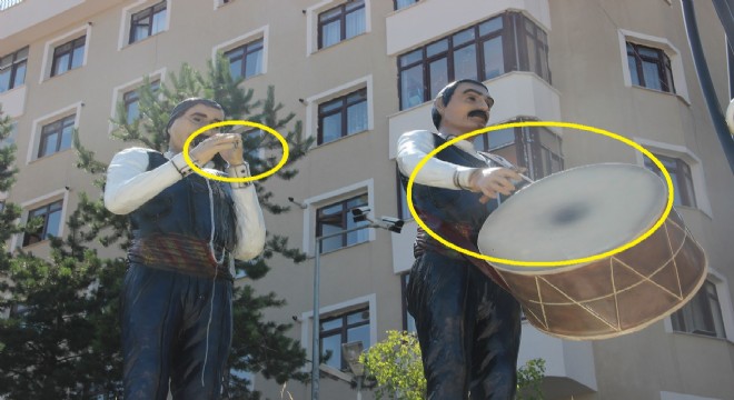 Bar ekibi heykelinin tokmak ve zurnası çalındı