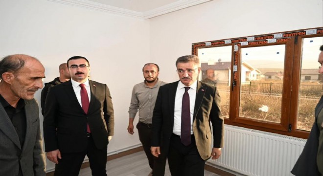 Baruş, Çat'ta deprem konutlarını inceledi