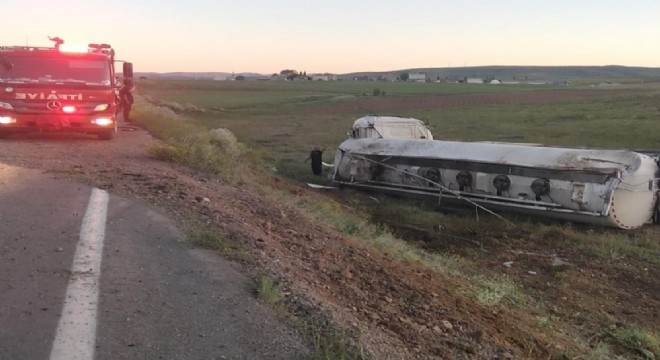 Bayburt yolunda tanker devrildi: 1 yaralı