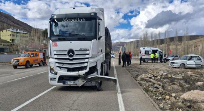 Bayburt yolunda tır ile otomobil çarpıştı: 3 yaralı