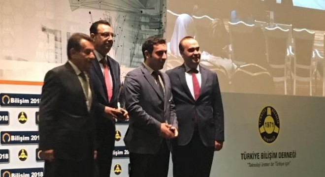 Bilişim Oscar'ını Erzurumlu çocuklara ithaf etti