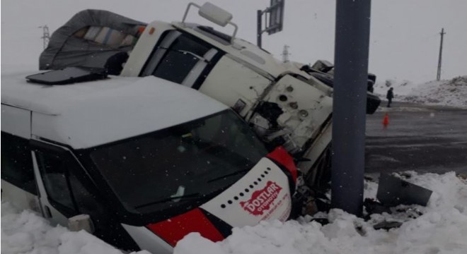 Bingöl yolunda minibüs ile kamyon çarpıştı: 4 yaralı