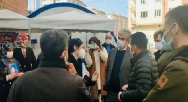 Büyükelçi Annan'dan nöbetteki ailelere ziyaret