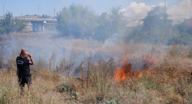 Büyükşehir İtfaiyesi yangını büyümeden söndürdü