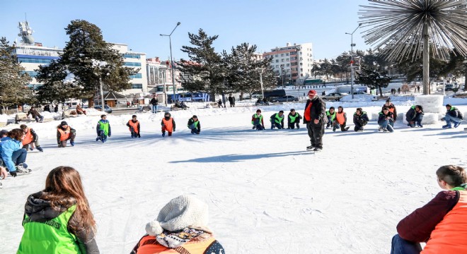Büyükşehir'den buz pateni eğitimi