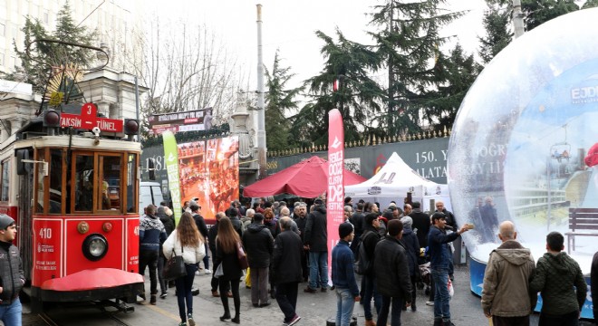 Büyükşehir'in Turizm Tırı Taksim'deydi
