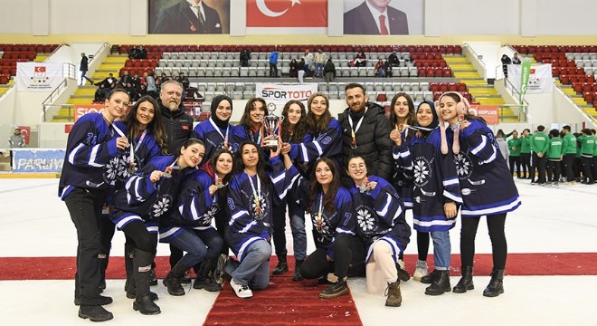 Buz Hokeyinde ETÜ'den çifte kupa