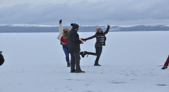 Buzları çözülen Çıldır Gölü'nde halay çektiler