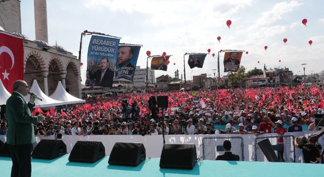 ‘CHP bir tiyatro sergiliyor'