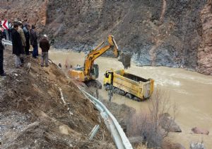 Çoruh Nehri'ne kamyon düştü: 1 kayıp