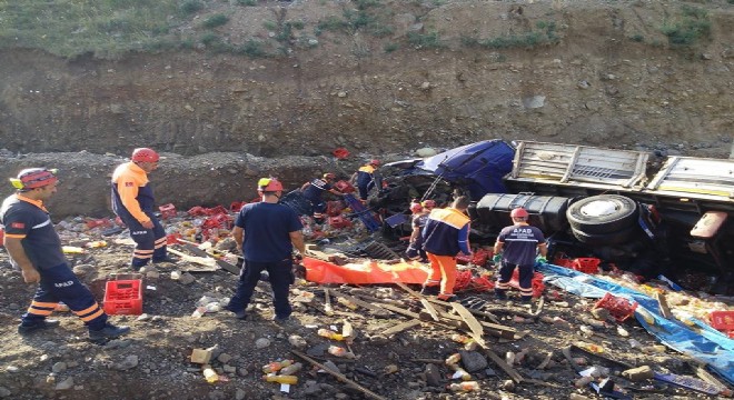 Çat yolunda TIR şarampole devrildi: 1 ölü