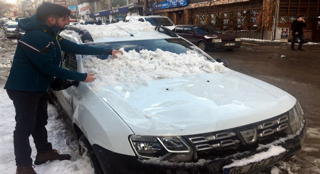Çatıdan düşen kar kütlesi 2 otomobili hurdaya çevirdi