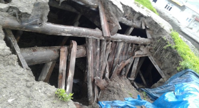 Çayanyurdu'nda ev ve ahır çöktü