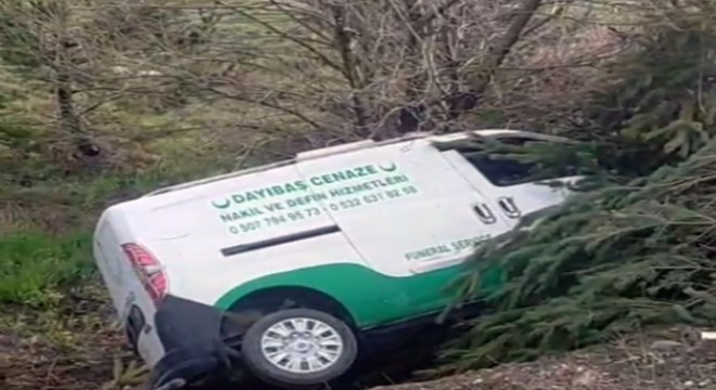 Cenaze nakil aracı kaza yaptı: 2 yaralı