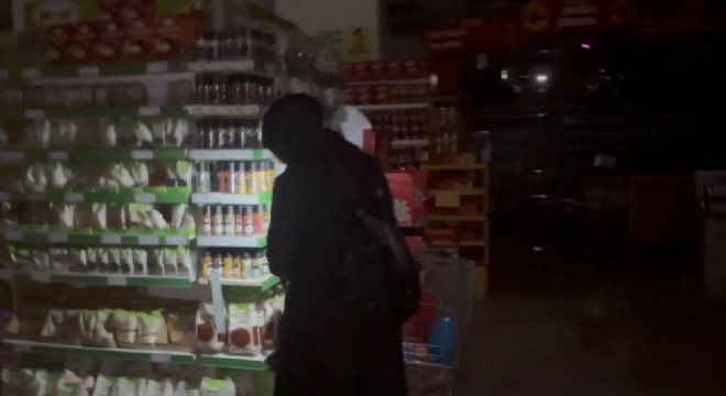 Cep telefonu ışığında alışveriş yaptılar