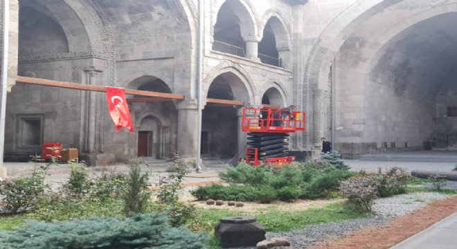 Çifte Minareli Medrese'de güncelleştirme