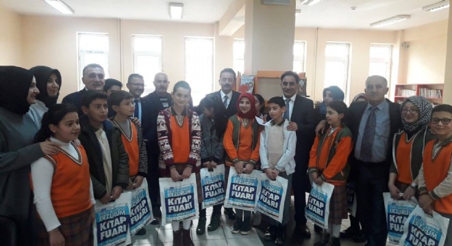 Çok kitap okuyan öğrenciler ödüllendirildi
