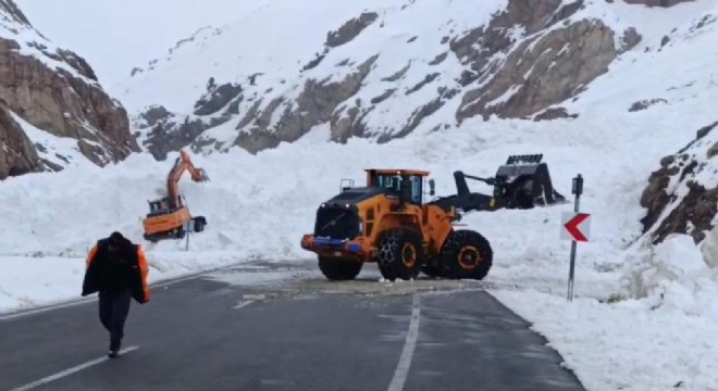 Çok sayıda araç mahsur kaldı