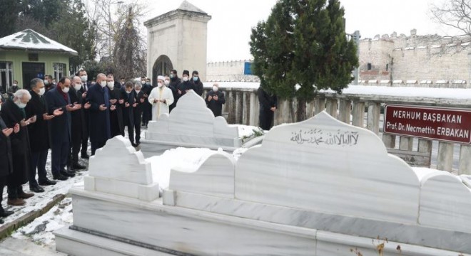 Cumhurbaşkanı Erdoğan Erbakan'ın kabrini ziyaret etti