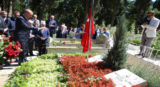Cumhurbaşkanı Erdoğan, Karacaahmet'te şehitleri ziyaret etti