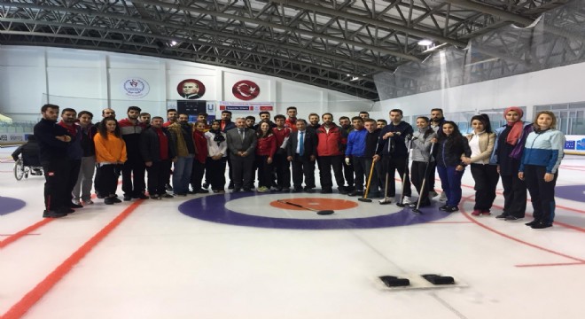 Curling antrenörlüğü için yarışıyorlar