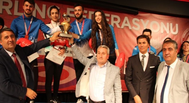 Curling şampiyonlarına görkemli tören