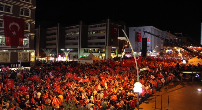 Dadaşlar Demokrasi nöbetinde