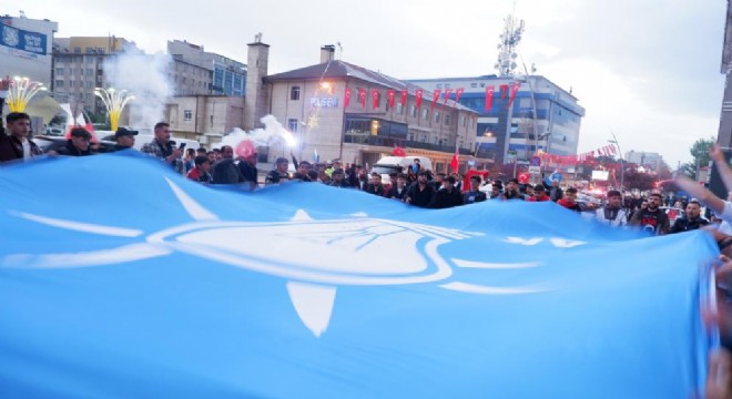 Dadaşlar Erdoğan'ın zaferini halaylarla kutladılar