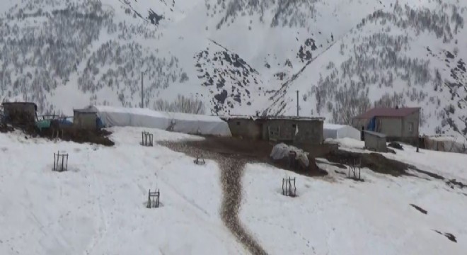 Dağ köyleri kar hapsinde