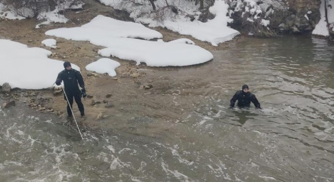 Dalgıçlar Karasu'da kayıp öğretmeni arıyor