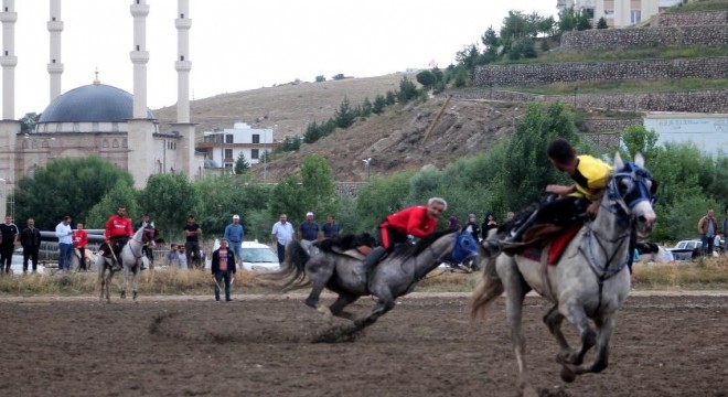 Dede Korkut'a hürmette yarıştılar