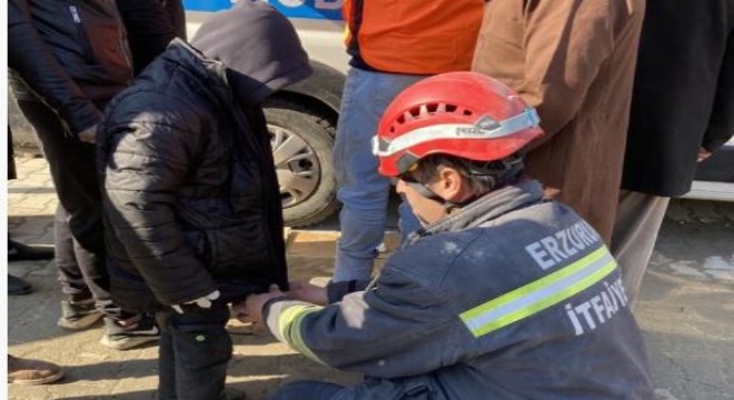 Deprem bölgesinde yürek ısıtan görüntü