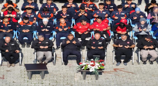 Depremzedeler dualarla anıldı
