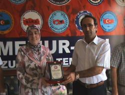 Kur'an bülbülüne teşekkür plaketi