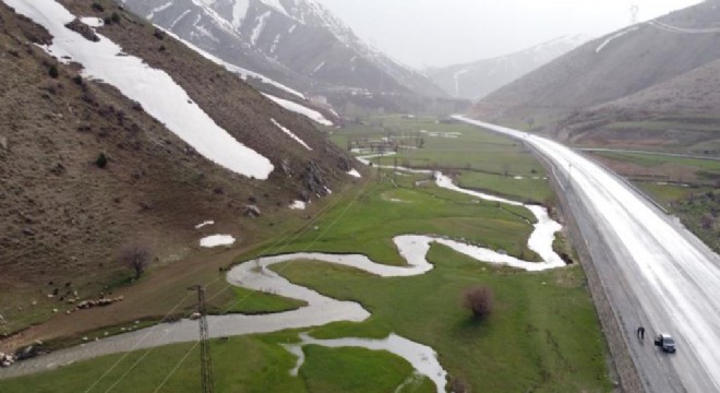 Doğu'da dağların bir yanı kar bir yanı bahar