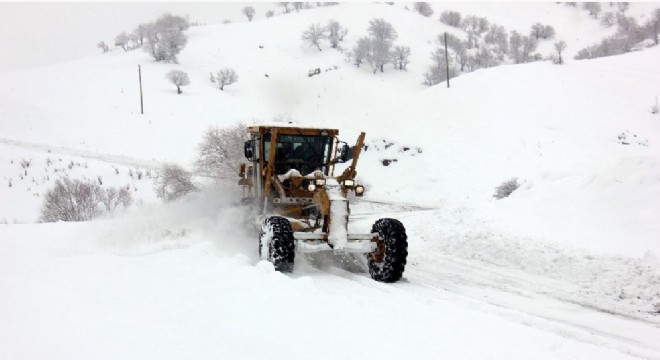 Doğu'da kar, tipi köy yollarını ulaşıma kapadı