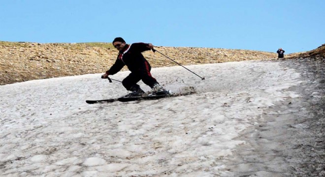 Doğu'da temmuz ayında kayak keyfi