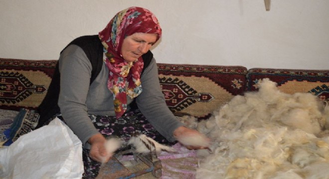 Doğu'da yün eğirme geleneği sürdürülüyor