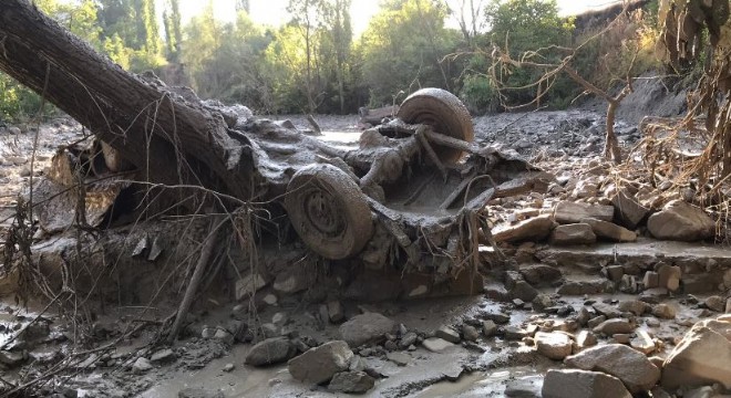 Dolu ve sağanak yağış Oltu'da sele neden oldu